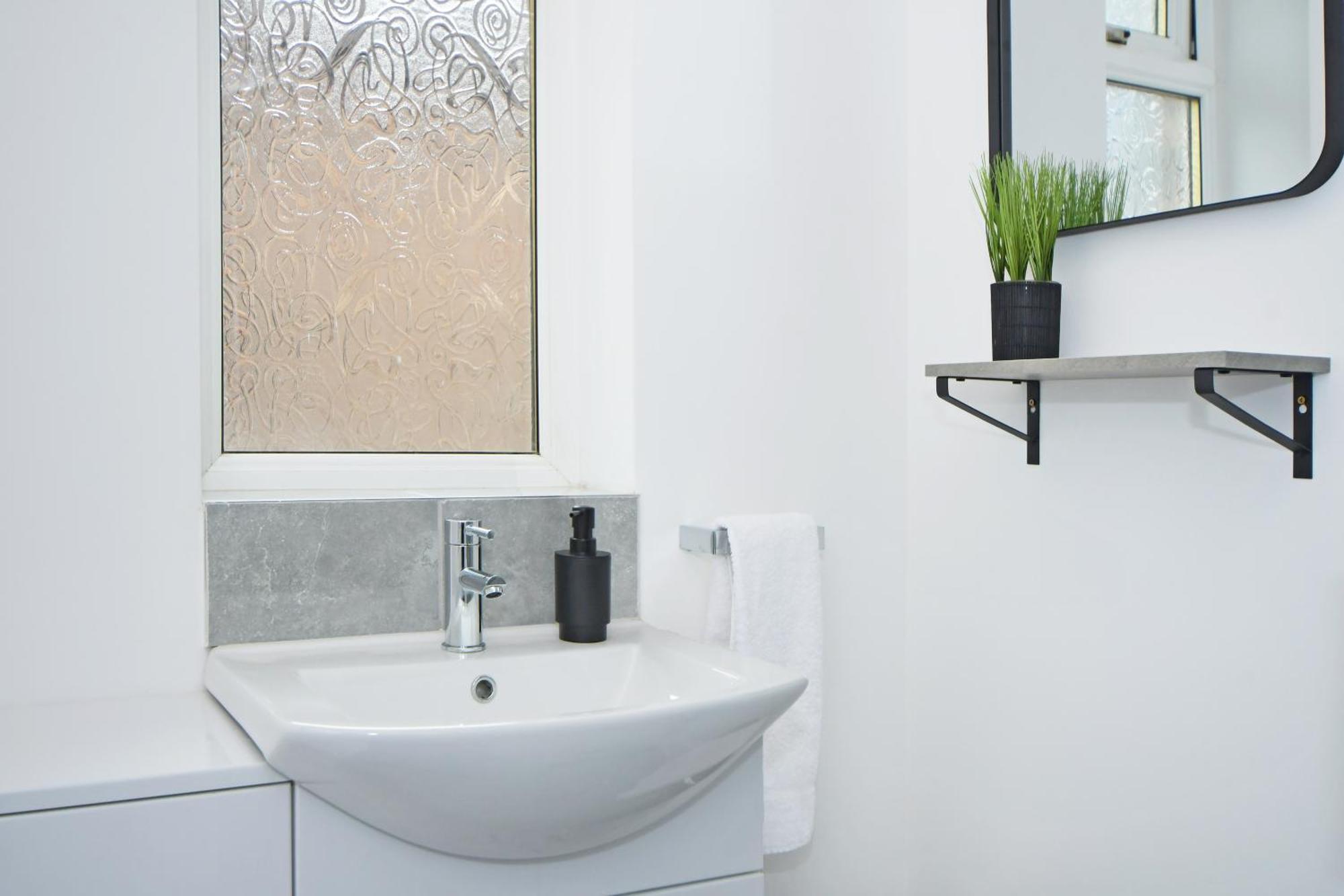 Sapphire Apartments By Yourstays - Luxury 2 Bedroom Apartments In Crewe Exterior photo