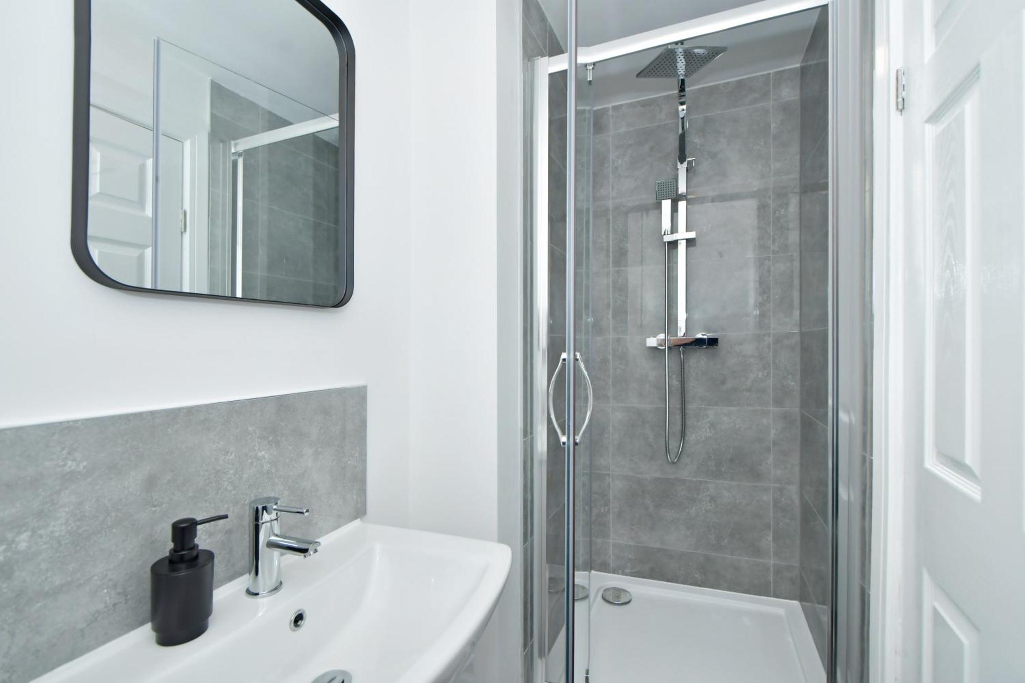 Sapphire Apartments By Yourstays - Luxury 2 Bedroom Apartments In Crewe Exterior photo