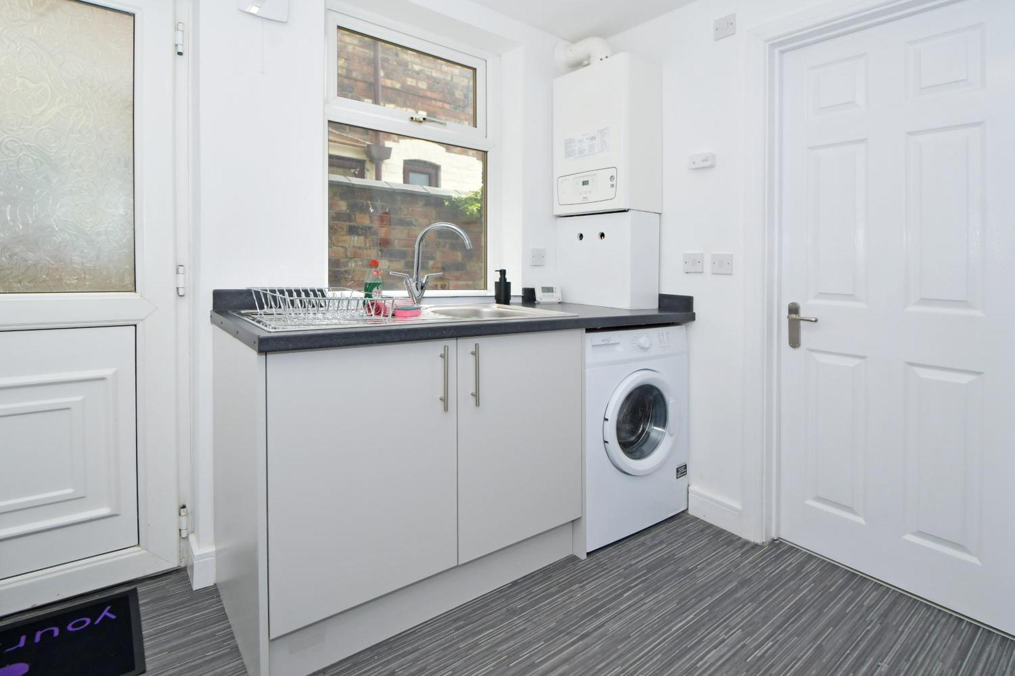 Sapphire Apartments By Yourstays - Luxury 2 Bedroom Apartments In Crewe Exterior photo